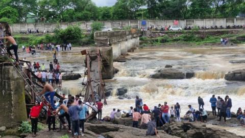 पुणे में इंद्रायणी नदी पर पुल ढहा, 25-30 पर्यटक नदी में गिरे, बचाव कार्य जारी — Chamoli