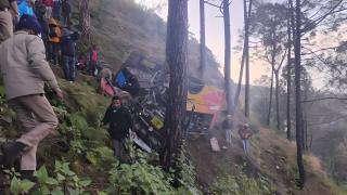 पौड़ी से दुखद खबर: खाई में बस गिरने से पांच लोगों की मौत, देखें वीडियो — Pauri Garhwal