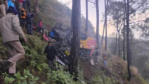 पौड़ी से दुखद खबर: खाई में बस गिरने से पांच लोगों की मौत, देखें वीडियो — Pauri Garhwal