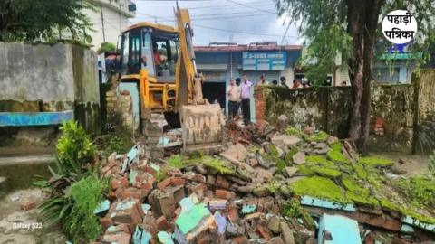 देहरादून: वन भूमि पर बनी अवैध मजार ध्वस्त, जिला प्रशासन की सख्त कार्रवाई — Dehradun