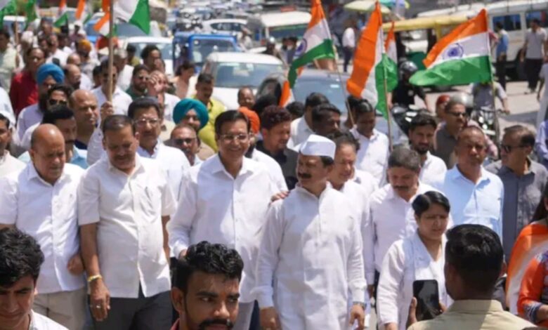 देहरादून: कांग्रेस ने भारतीय सेना के सम्मान में निकाली तिरंगा यात्रा, पाकिस्तान के खिलाफ प्रदर्शन