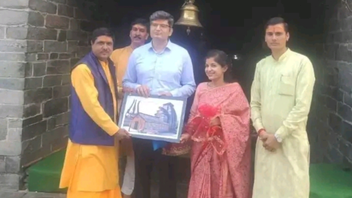 सादगी की मिसाल: चमोली जिलाधिकारी संदीप तिवारी की शादी ने जीता सोशल मीडिया का दिल