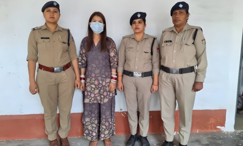 उत्तराखंड की ‘लुटेरी दुल्हन’ हिना रावत गिरफ्तार, शादी के नाम पर की थी लाखों की ठगी