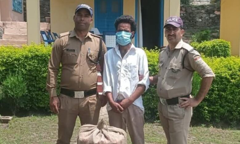 उत्तरकाशी पुलिस ने स्कूल में चोरी के आरोपी को किया गिरफ्तार, चोरी का सामान बरामद