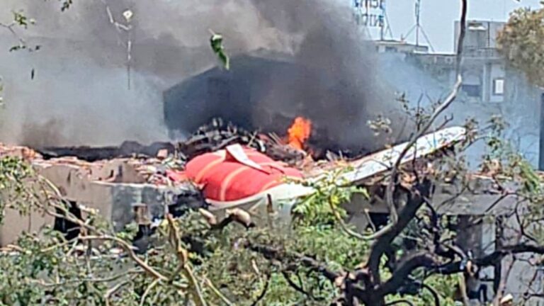 अहमदाबाद में एयर इंडिया का विमान दुर्घटनाग्रस्त, 242 यात्री थे सवार