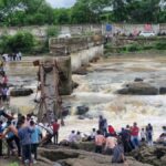 पुणे में इंद्रायणी नदी पर पुल ढहा, 25-30 पर्यटक नदी में गिरे, बचाव कार्य जारी