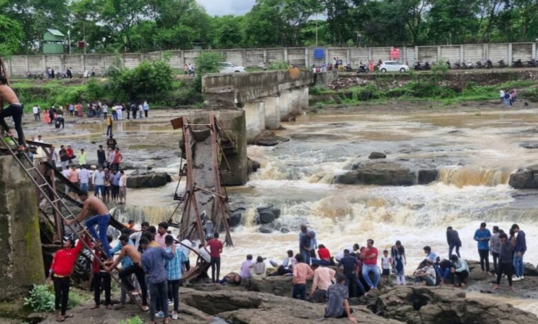 पुणे में इंद्रायणी नदी पर पुल ढहा, 25-30 पर्यटक नदी में गिरे, बचाव कार्य जारी