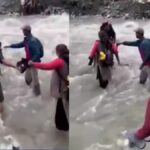 उत्तरकाशी: उफनते गदेरा पार करने को मजबूर ग्रामीण, देखें वीडियो